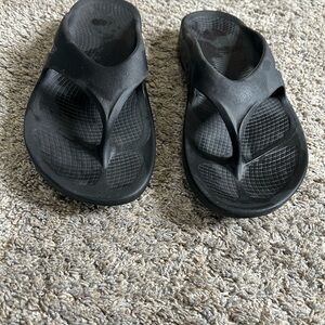 OOFOS Black Women's Sandals